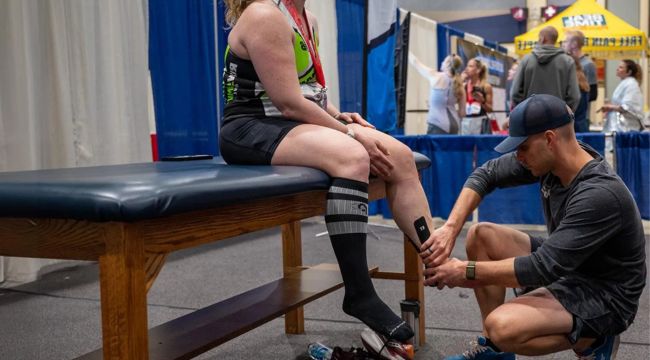 Steve Gonser working with a runner at his physical therapy clinic